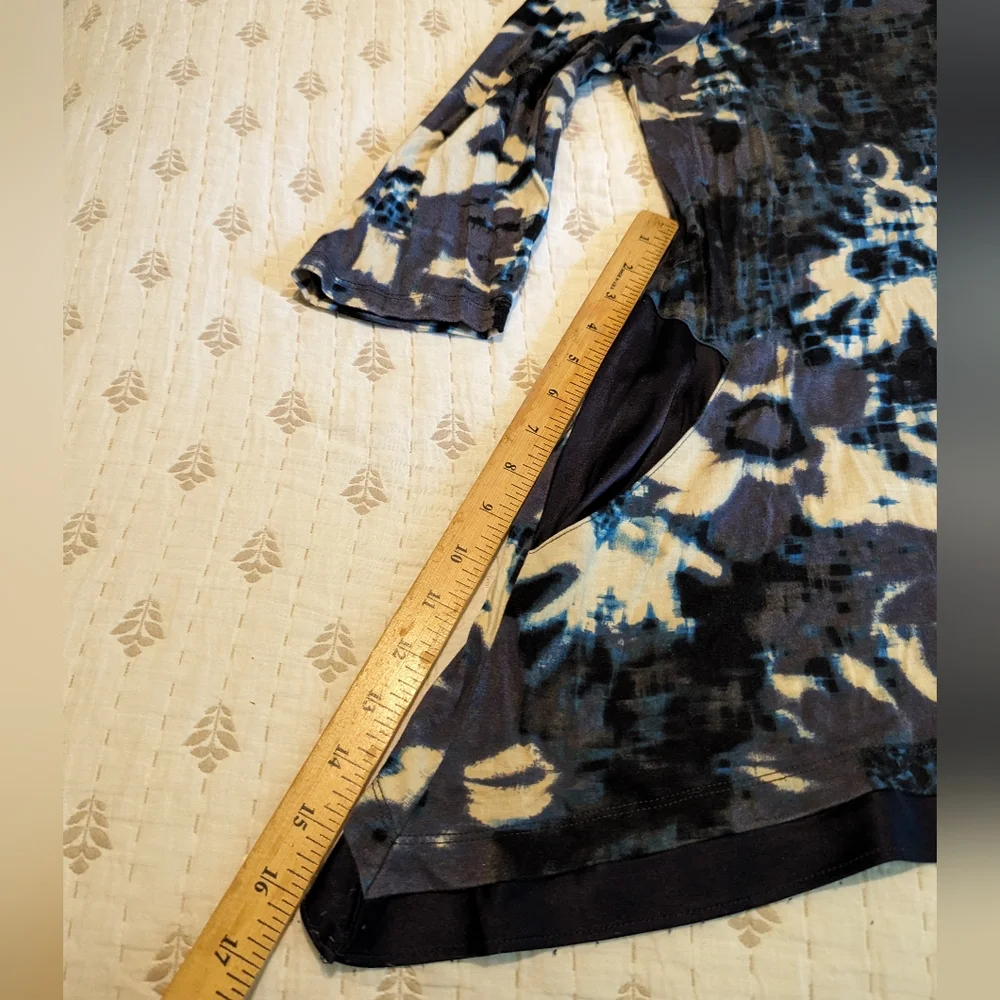 Logo asymmetrical tunic top abstract floral pocket - Picture 4 of 9